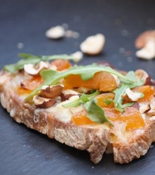 Tartines au reblochon et aux noix
