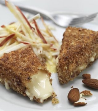 Reblochon de savoie pané aux amandes et salade de pomme céleri
